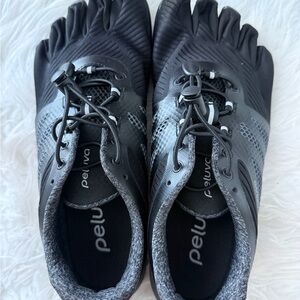 Peluva Black and Gray Five-Finger Shoes